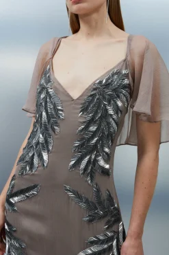 Petite Robe Maxi avec Manches Cape Tissées et Ornée de Plumes