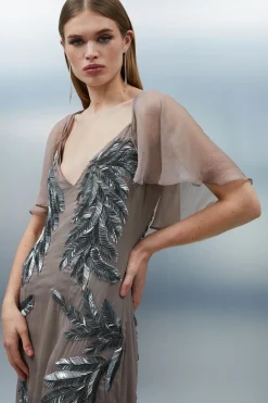 Petite Robe Maxi avec Manches Cape Tissées et Ornée de Plumes