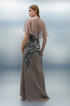 Petite Robe Maxi avec Manches Cape Tissées et Ornée de Plumes