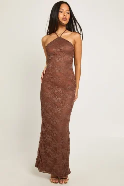 Petite robe maxi colonne à encolure halter en dentelle