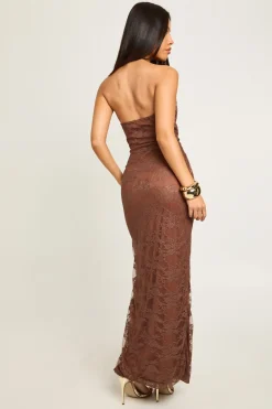 Petite robe maxi colonne à encolure halter en dentelle