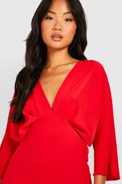 Petite robe maxi à coupe biaisée et manches d'ange