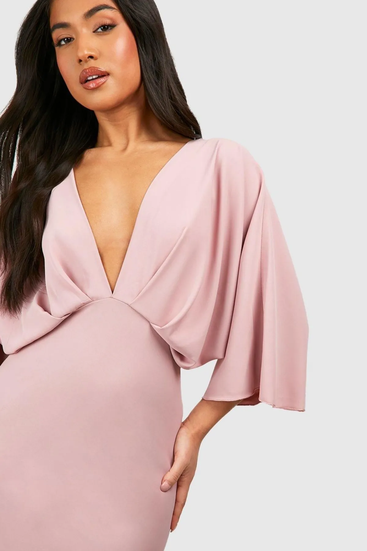 boohoo Petite robe maxi à coupe biaisée et manches d’ange<Femme Robes|Robes Noires Nouées