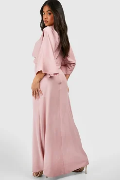 boohoo Petite robe maxi à coupe biaisée et manches d’ange<Femme Robes|Robes Noires Nouées