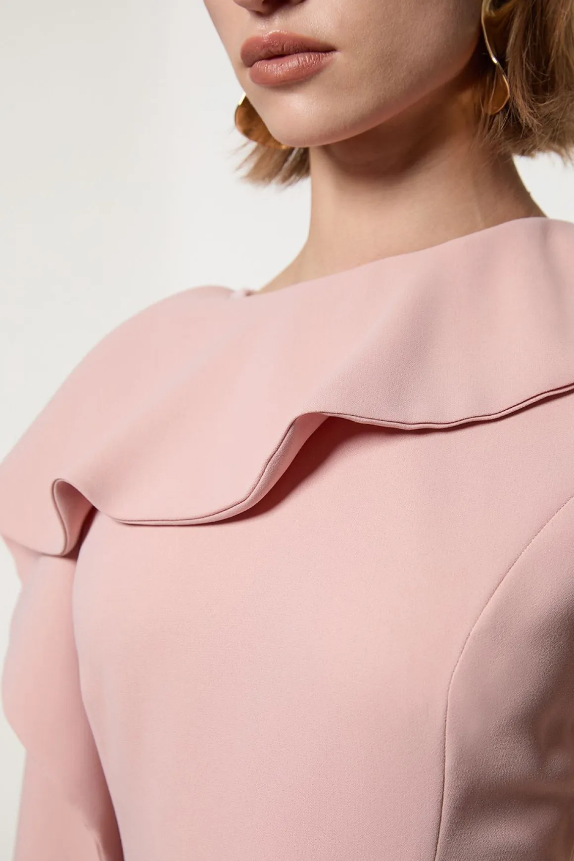 Petite robe maxi à jupe complète, coupe soft tailleur, avec détail de cape en blocs de couleurs