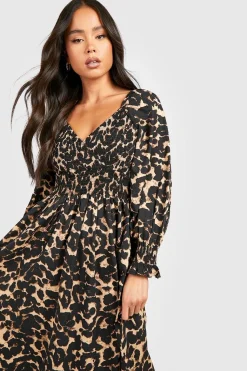 Petite robe maxi à motif léopard et détails froncés