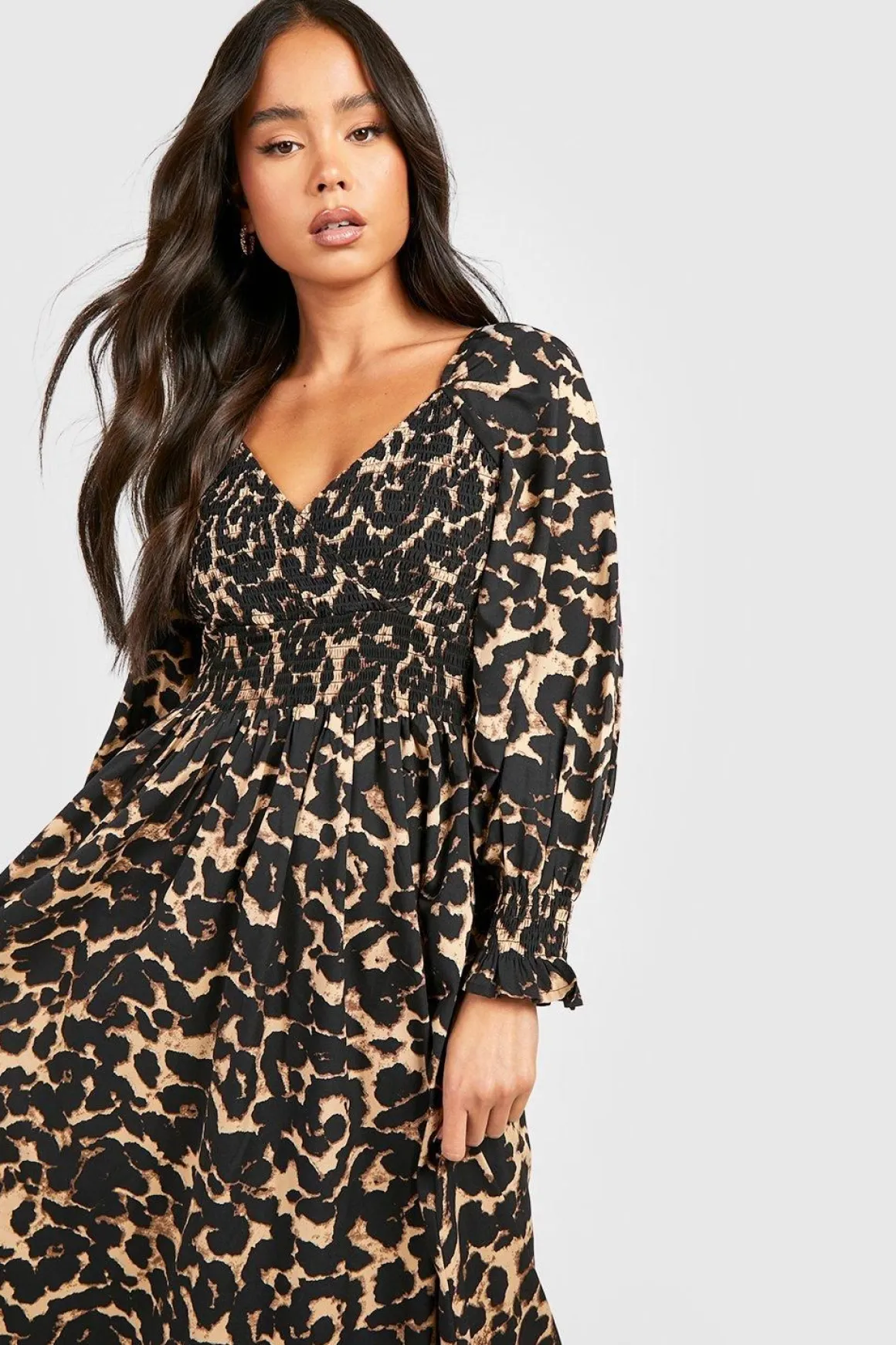 Petite robe maxi à motif léopard et détails froncés