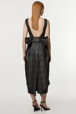 Petite robe maxi sur mesure en taffetas à carreaux avec détail de nœud