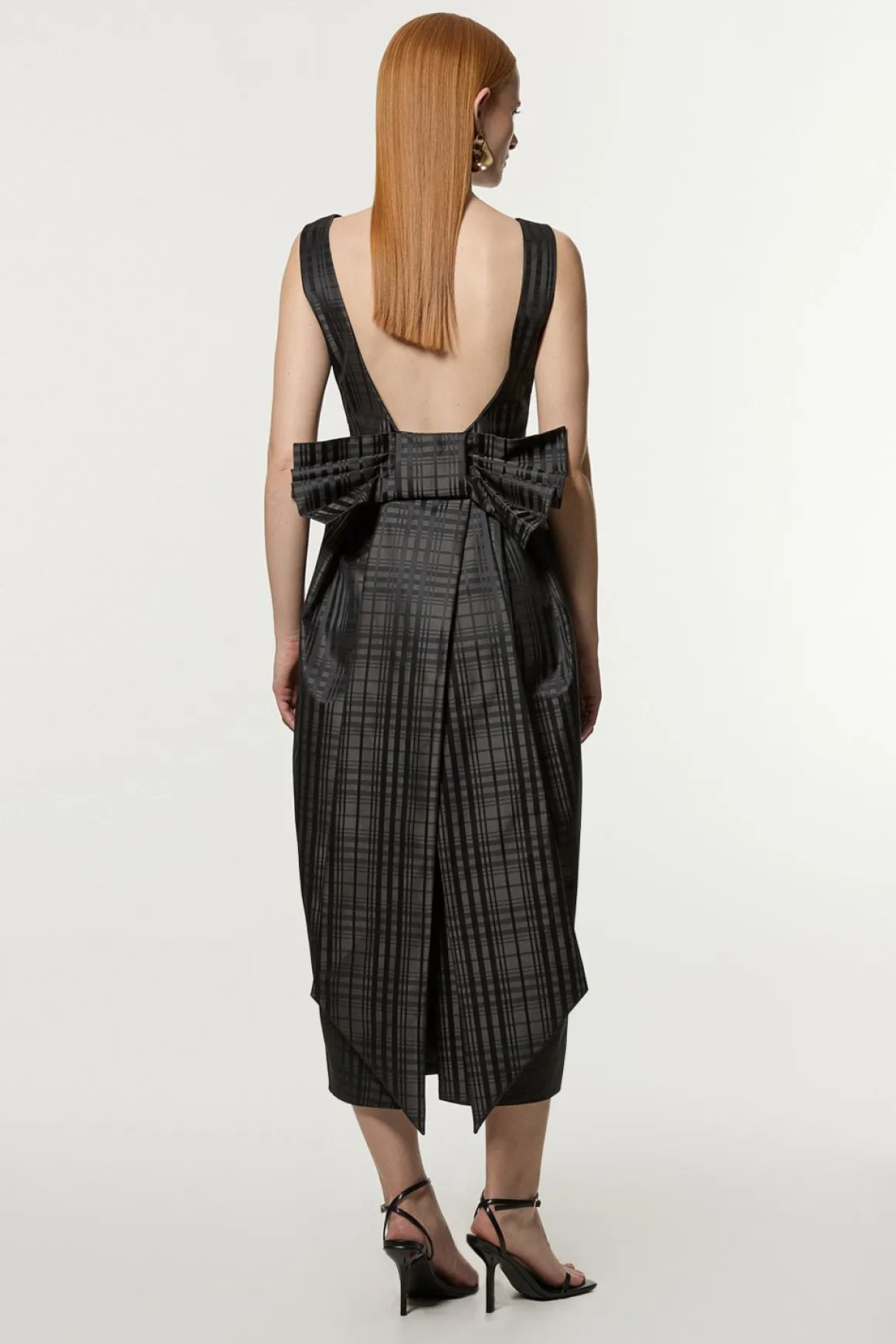 Petite robe maxi sur mesure en taffetas à carreaux avec détail de nœud