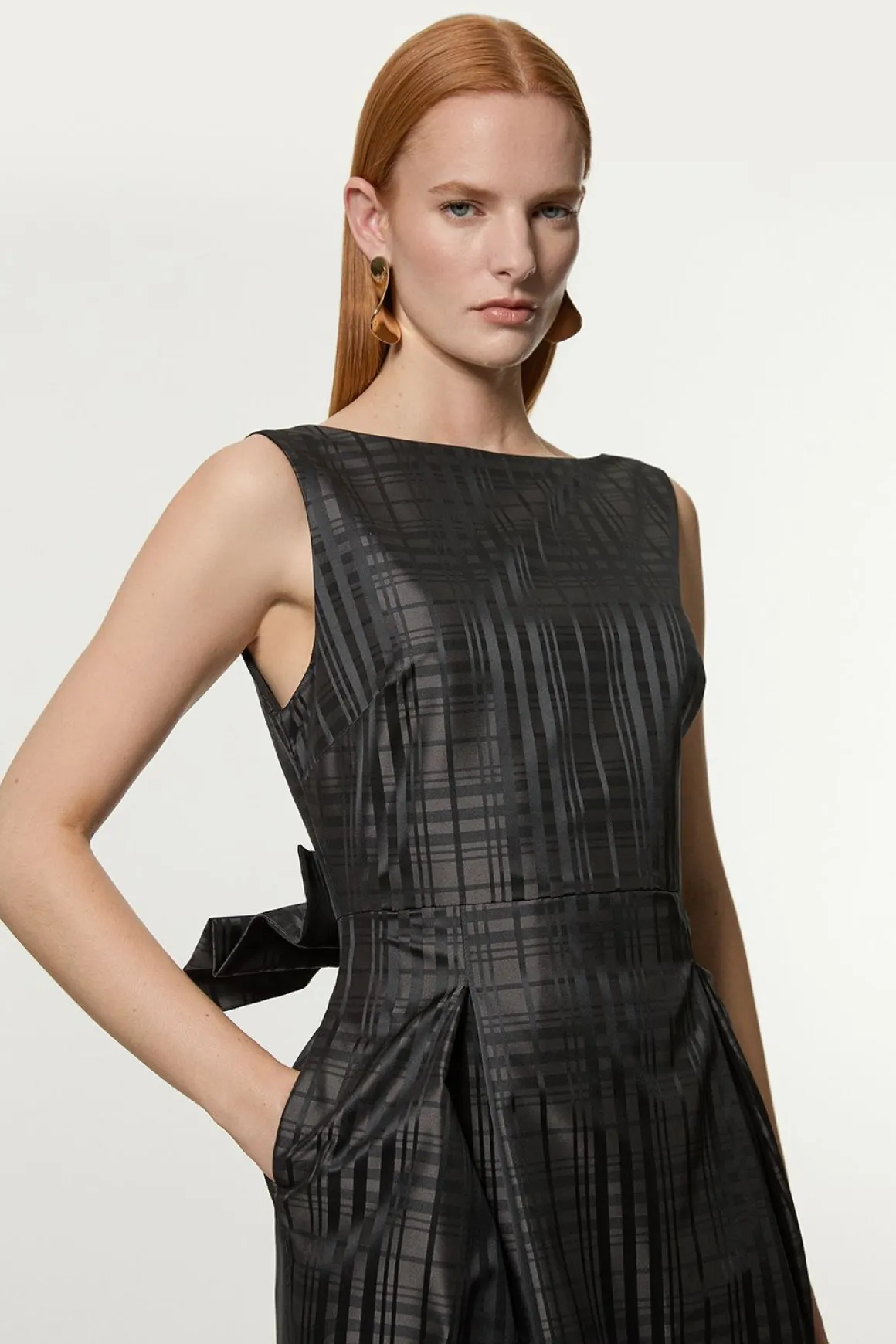 Petite robe maxi sur mesure en taffetas à carreaux avec détail de nœud
