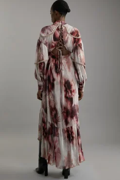 KarenMillen Petite robe maxi tissée à motifs floraux froissée avec dos lacé et embellissements<Femme Robes À Manches Longues|Robes