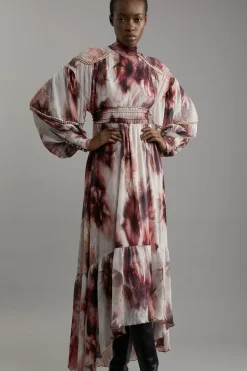 KarenMillen Petite robe maxi tissée à motifs floraux froissée avec dos lacé et embellissements<Femme Robes À Manches Longues|Robes