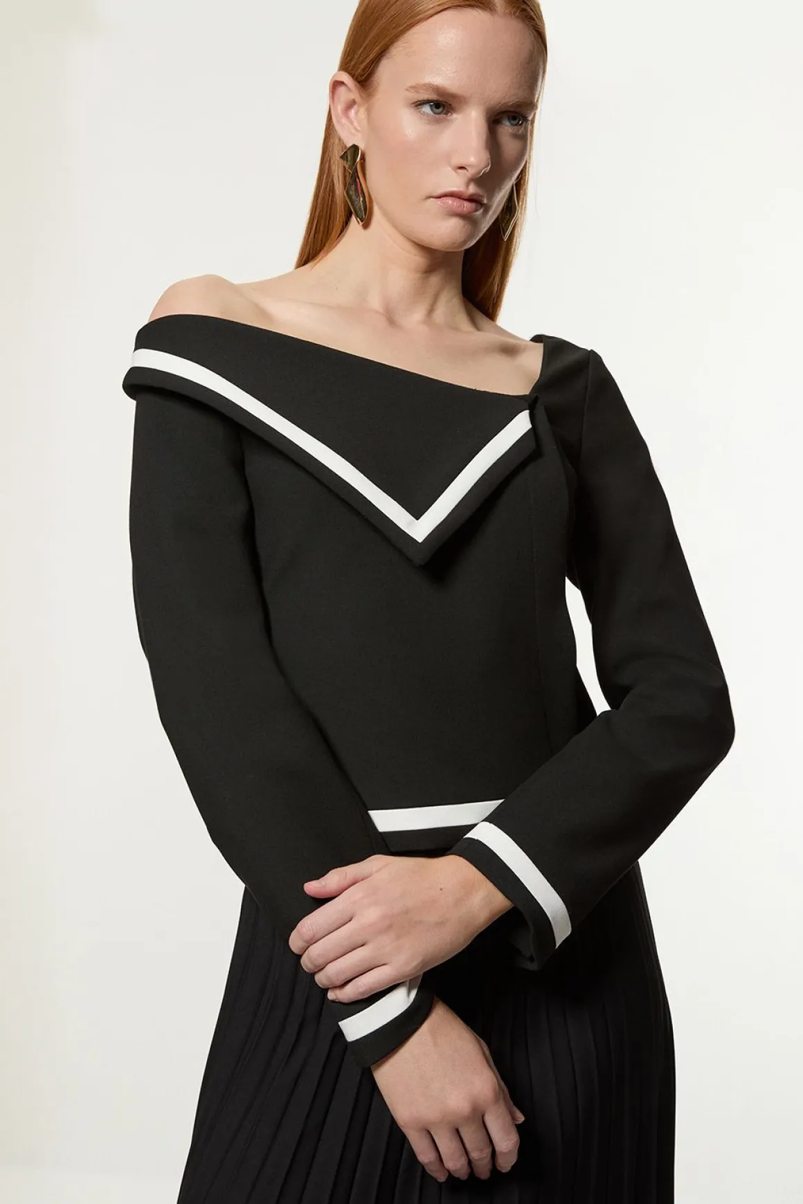 Petite Robe Midaxi Compact Stretch à Encolure Asymétrique, Bloc de Couleur, à Plis et Coupe Ajustée
