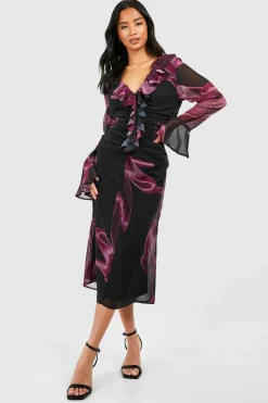 boohoo Petite robe midaxi tissée à imprimé floral sombre, volants et fronces<Femme Robes De Soirée|Toutes Les Robes