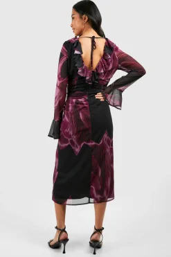 boohoo Petite robe midaxi tissée à imprimé floral sombre, volants et fronces<Femme Robes De Soirée|Toutes Les Robes
