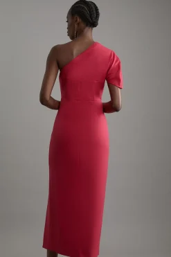 Petite Robe Midi Cintrée en Crêpe Structurée Détail Cape Asymétrique