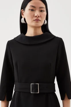 Petite Robe Midi Crêpe Structurée sur Mesure à Col Roulé et Coupe Évasée