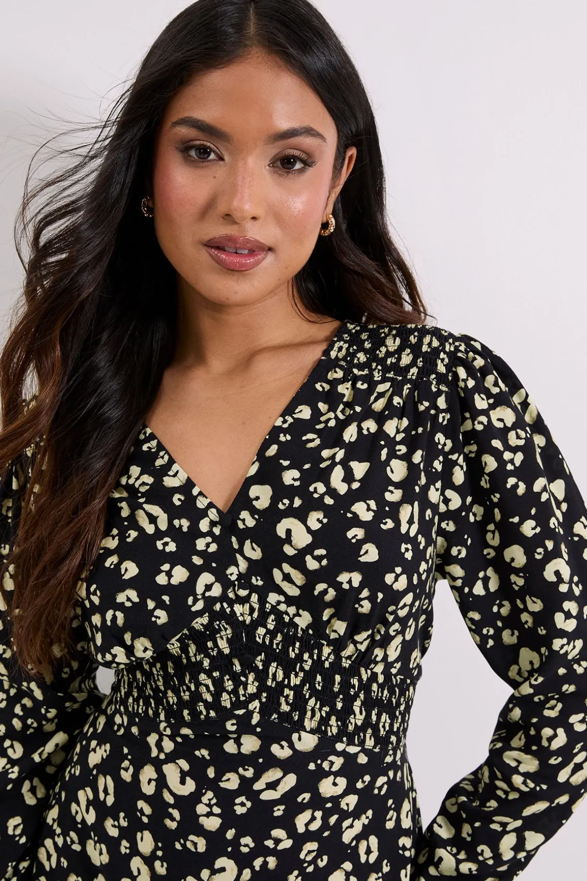 Petite Robe Midi Jaune à Imprimé Animal avec Taille Froncée et Détails Boutonnés