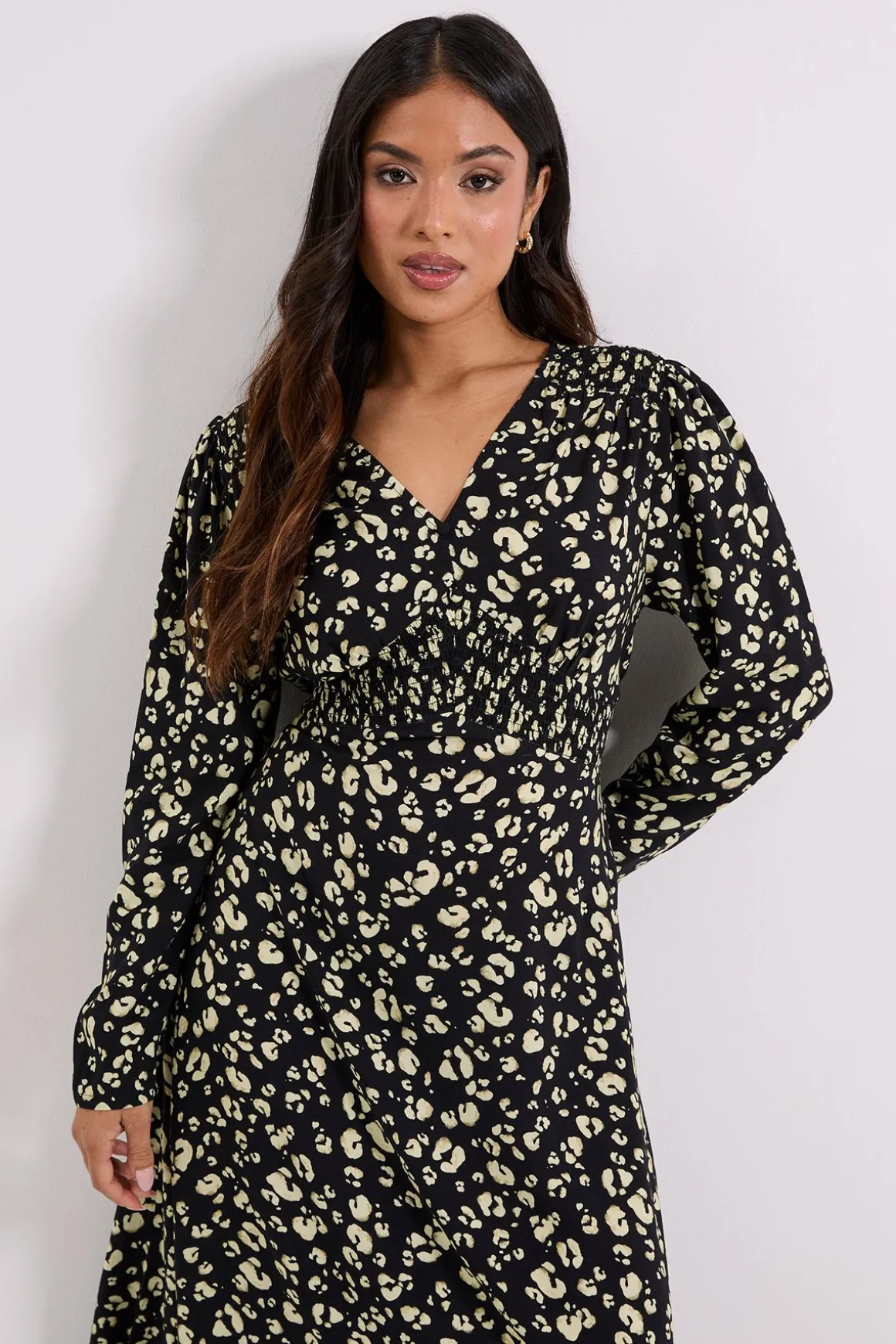 Petite Robe Midi Jaune à Imprimé Animal avec Taille Froncée et Détails Boutonnés