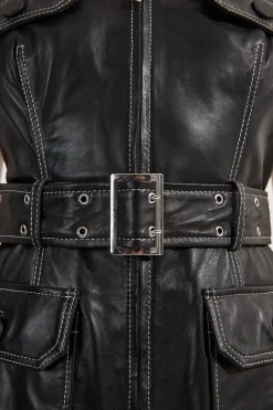 Petite robe midi sans manches en cuir à couture contrastée et ceinture