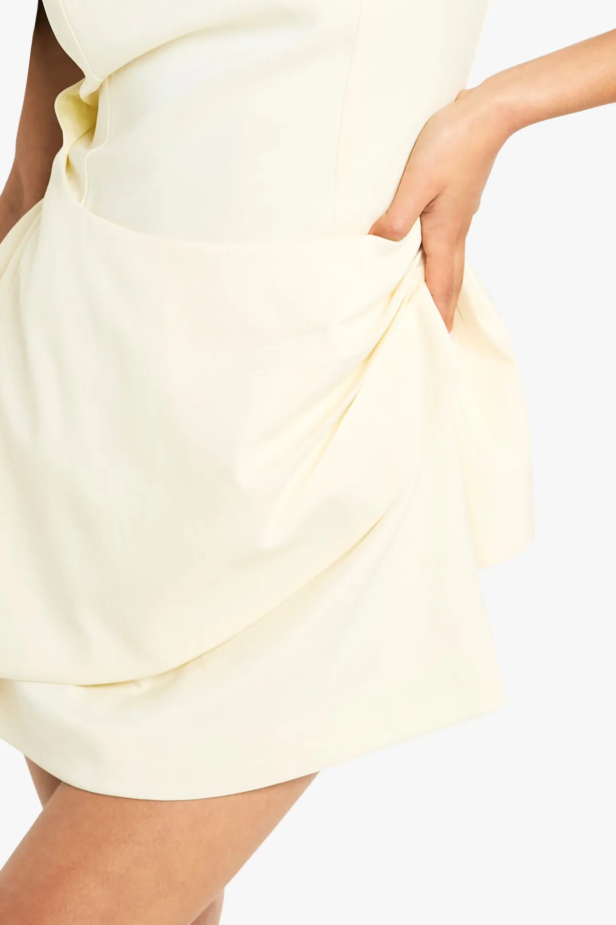 boohoo Petite robe mini ajustée avec détail cape drapé<Femme Tailleurs|Robes