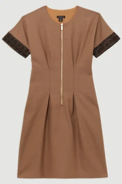 Petite robe mini ajustée en sergé mélangé de dentelle, à zip frontal