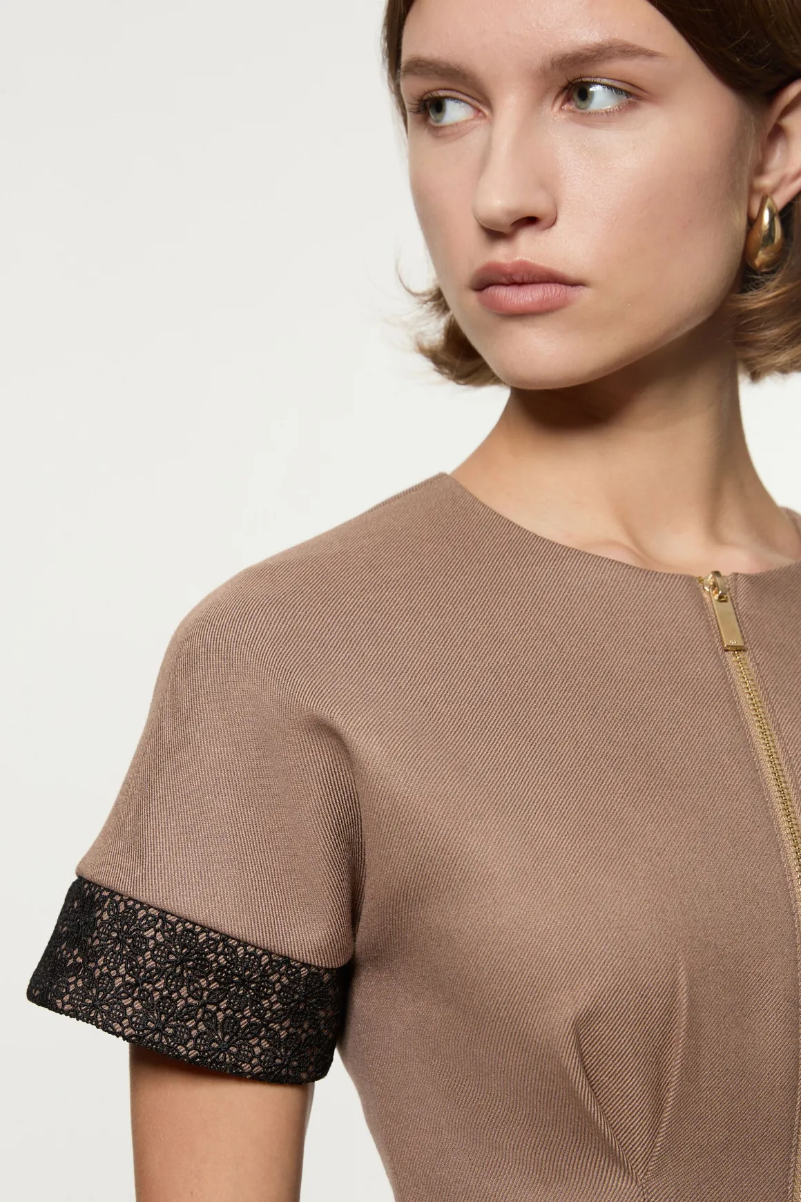 Petite robe mini ajustée en sergé mélangé de dentelle, à zip frontal