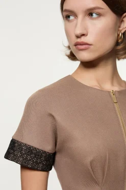 Petite robe mini ajustée en twill et dentelle avec fermeture éclair à l’avant