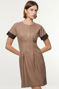Petite robe mini ajustée en twill et dentelle avec fermeture éclair à l’avant