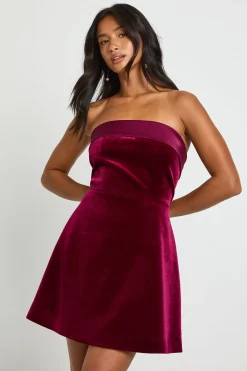 Petite robe mini bandeau en velours assemblé à rabat