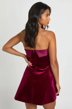 Petite robe mini bandeau en velours assemblé à rabat