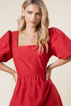 Petite Robe Mini à Col Carré Brodée