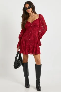 Petite robe mini en burnout floral à ourlets godets