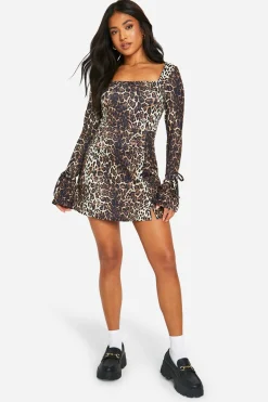 boohoo Petite robe mini à encolure carrée et poignets lacés imprimé léopard<Femme Robes Moulantes|Robes À Manches Longues