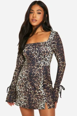 boohoo Petite robe mini à encolure carrée et poignets lacés imprimé léopard<Femme Robes Moulantes|Robes À Manches Longues