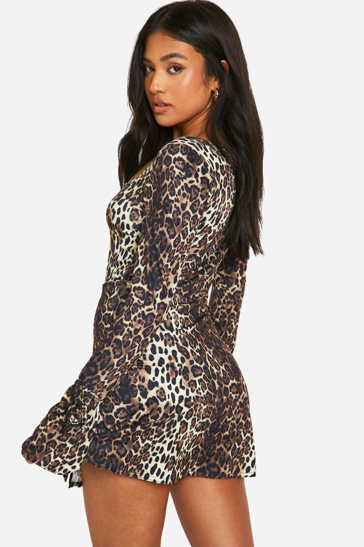boohoo Petite robe mini à encolure carrée et poignets lacés imprimé léopard<Femme Robes Moulantes|Robes À Manches Longues