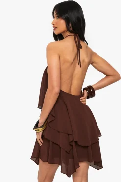Petite robe mini à encolure halter, bordure dorée, jupe à étages