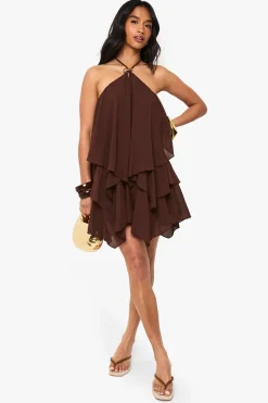 Petite robe mini à encolure halter, bordure dorée, jupe à étages