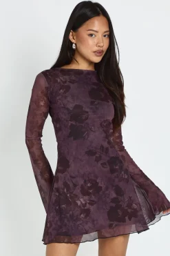 boohoo Petite robe mini en maille à manches évasées, mélange floral et animalier<Femme Robes Patineuses|Robes À Manches Longues