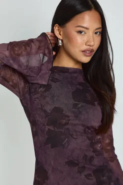 boohoo Petite robe mini en maille à manches évasées, mélange floral et animalier<Femme Robes Patineuses|Robes À Manches Longues