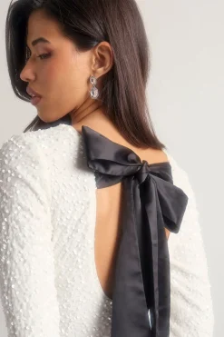 Petite robe mini en velours à sequins avec un nœud dans le dos