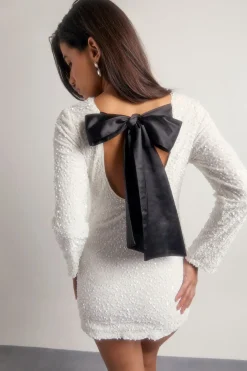 Petite robe mini en velours à sequins avec un nœud dans le dos