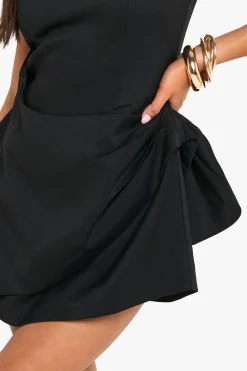 Petite robe mini portefeuille ajustée avec détail de col drapé