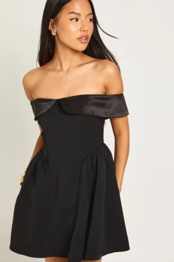 Petite robe mini skater à épaules dénudées