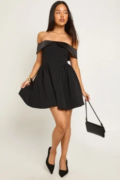 Petite robe mini skater à épaules dénudées