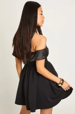 Petite robe mini skater à épaules dénudées
