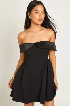 Petite robe mini skater à épaules dénudées