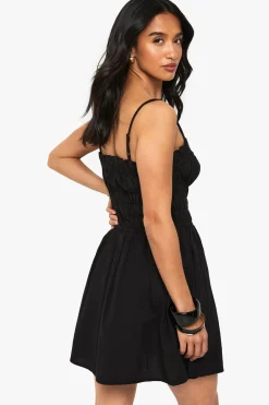 Petite robe mini à taille froncée