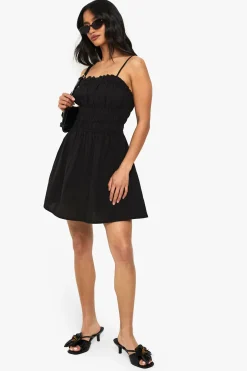 Petite robe mini à taille froncée