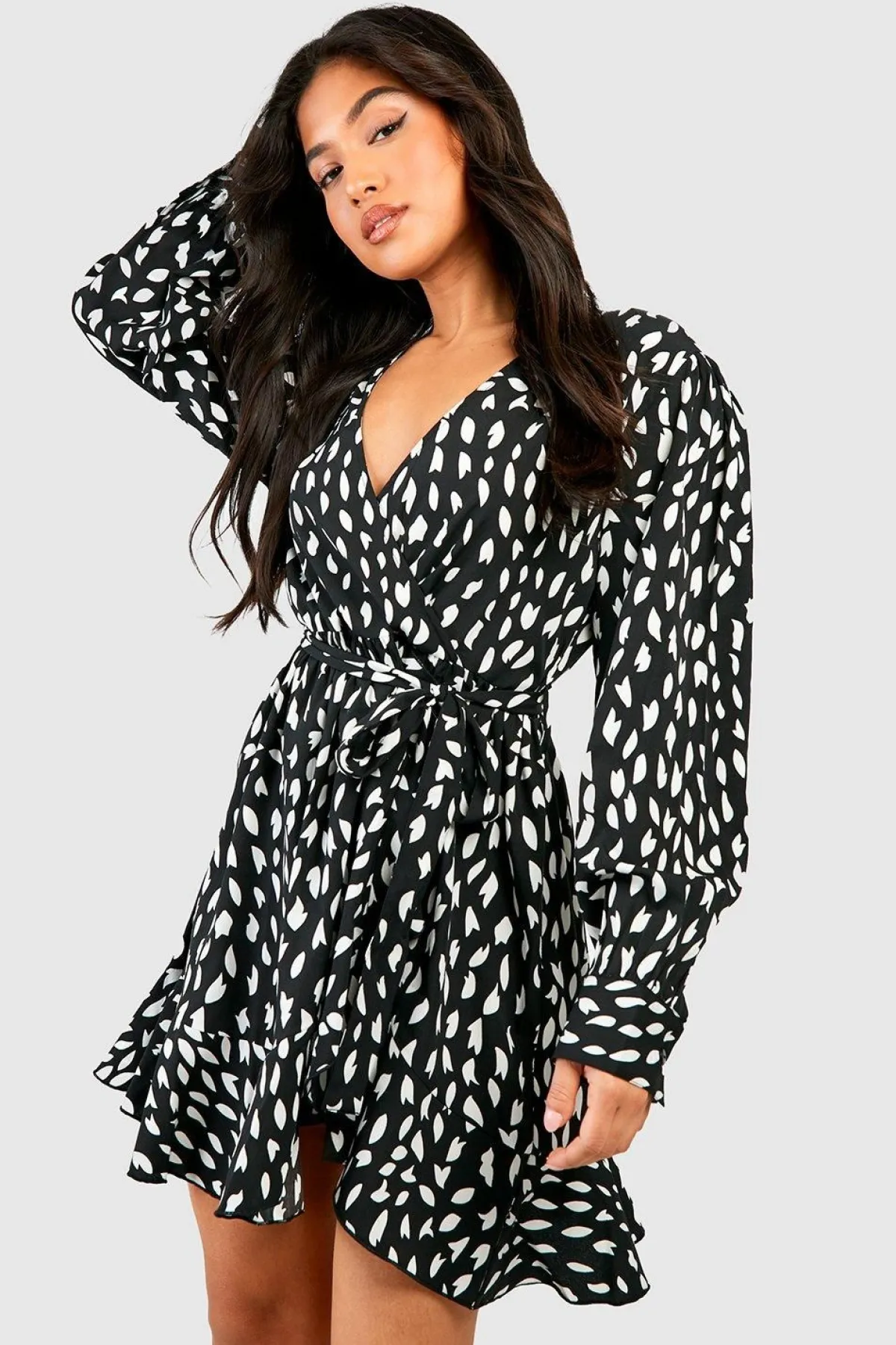 boohoo Petite robe portefeuille tissée à imprimé smudge et volant<Femme Robes À Manches Longues|Robes